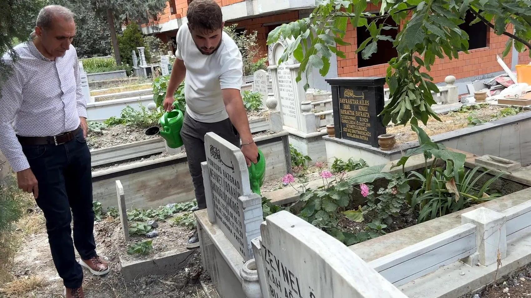 Avcılar'da yıkılan binanın molozları mezarlığa saçıldı