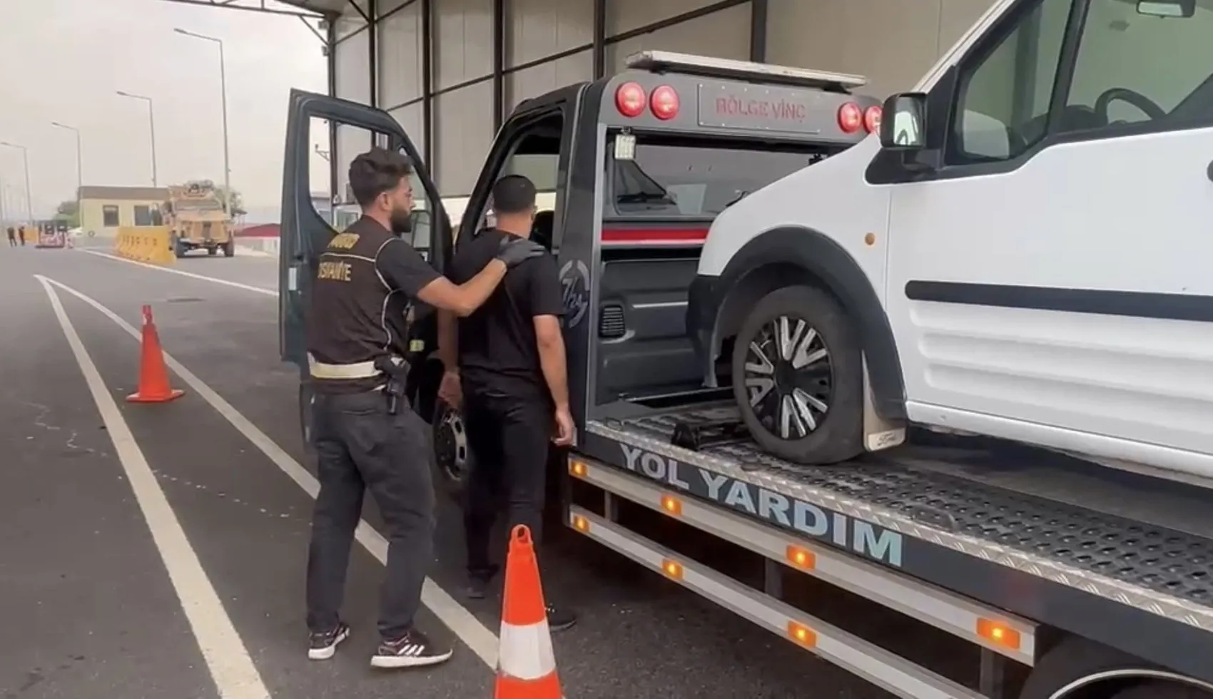 Osmaniye polisi çekici üzerindeki otomobilde uyuşturucu zulası yakaladı