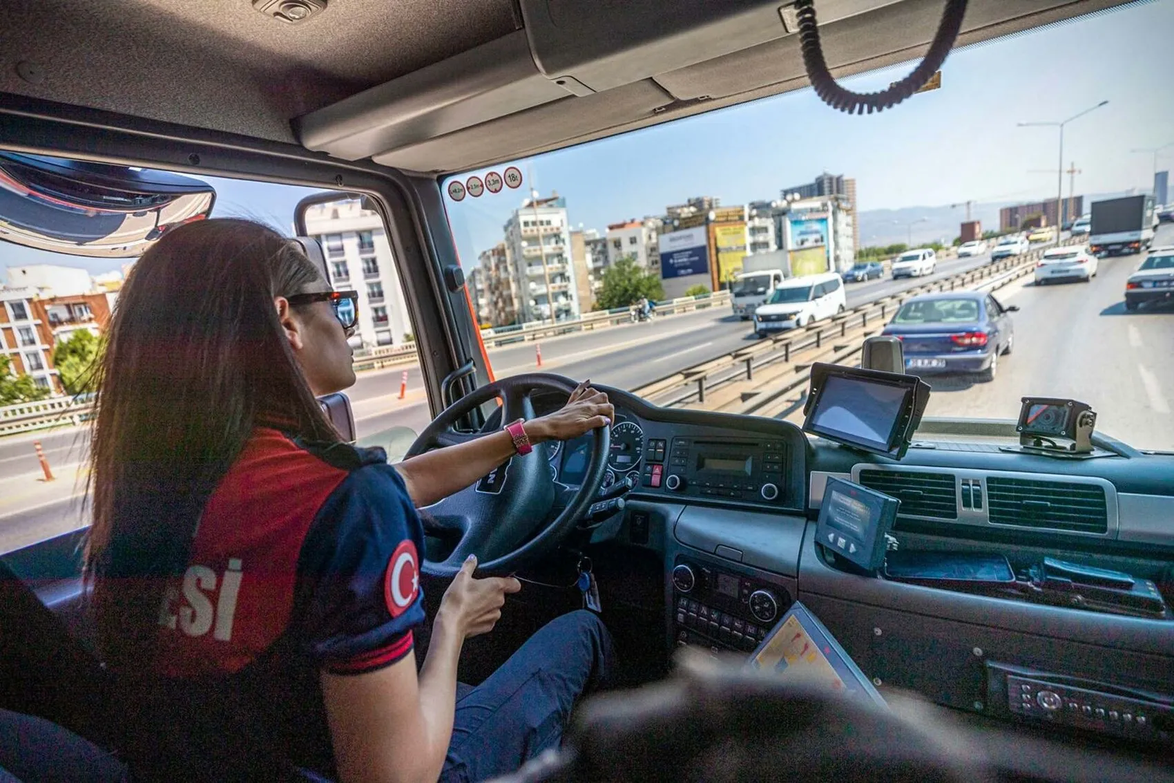 İzmir itfaiyesinin direksiyonunda o artık tek başına değil