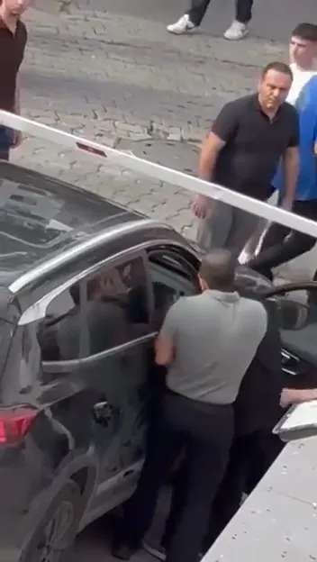 Kadıköy rıhtımda iki kadının kavgası cep telefonuyla görüntülendi