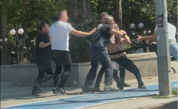 Düzce'de alışveriş merkezi önünde meydan dayağı