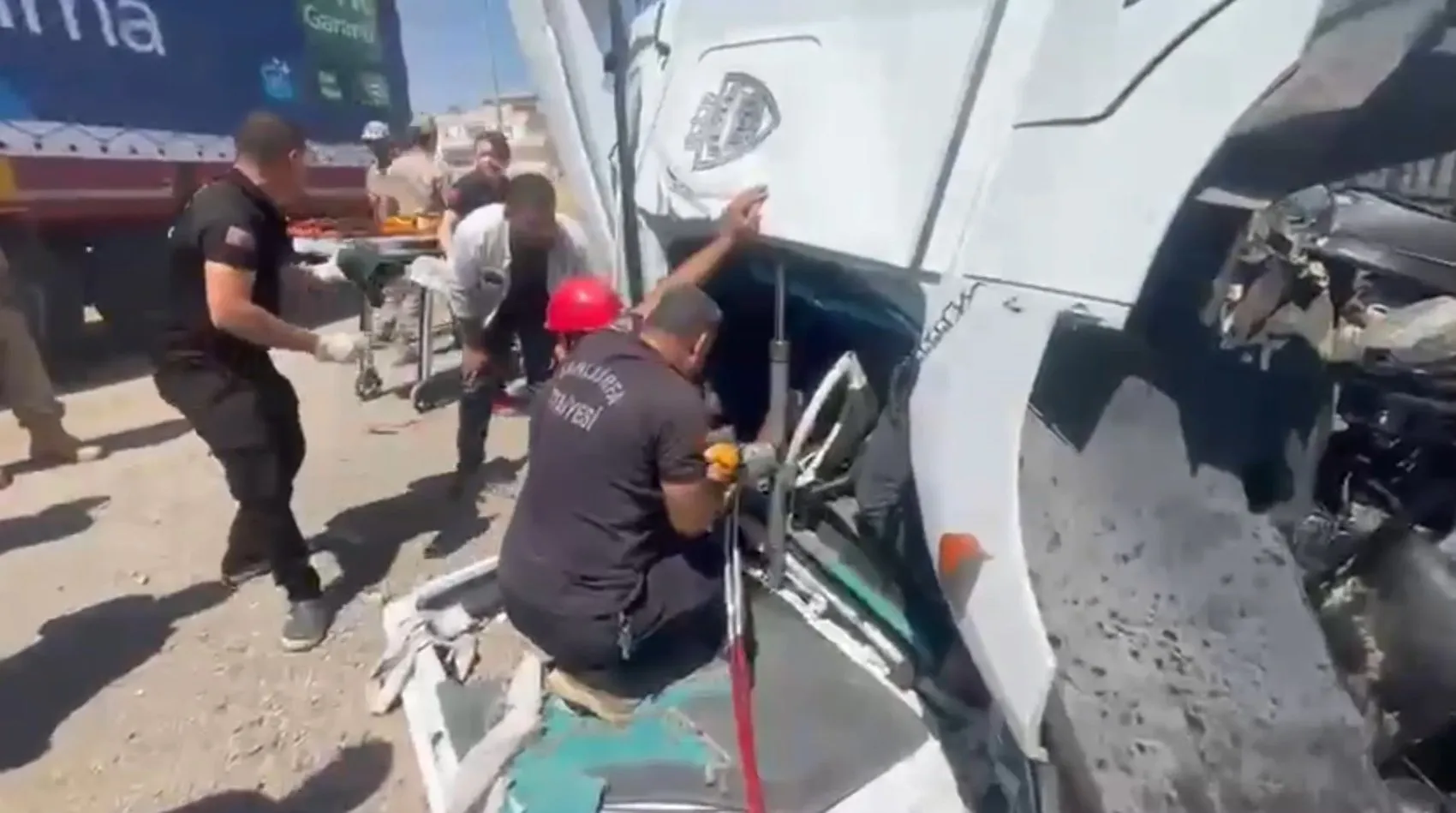 Viranşehir kara yolunda kamyona çarpan TIR'ın kabini koptu