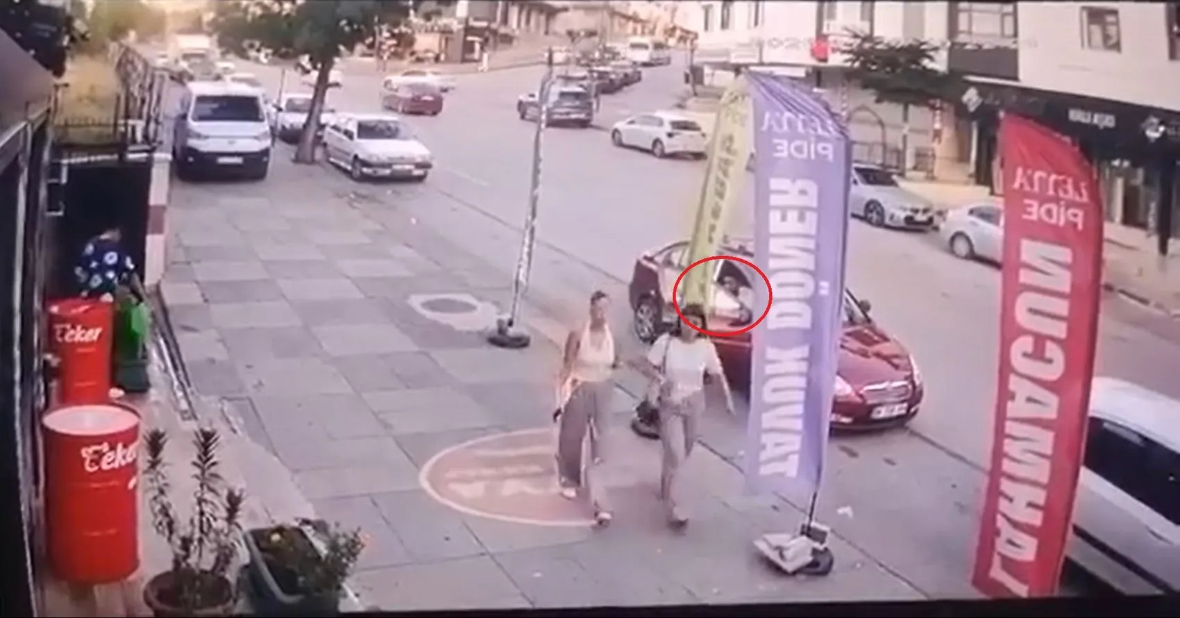 Genç kızlara tacize müdahale eden emekliyi dövüp serbest kaldılar