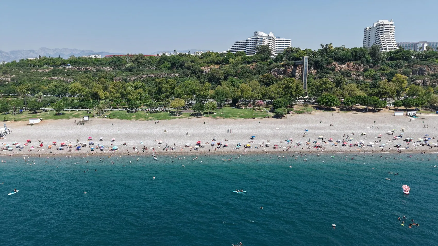 Antalya sıcağında sahil mesaisi başladı