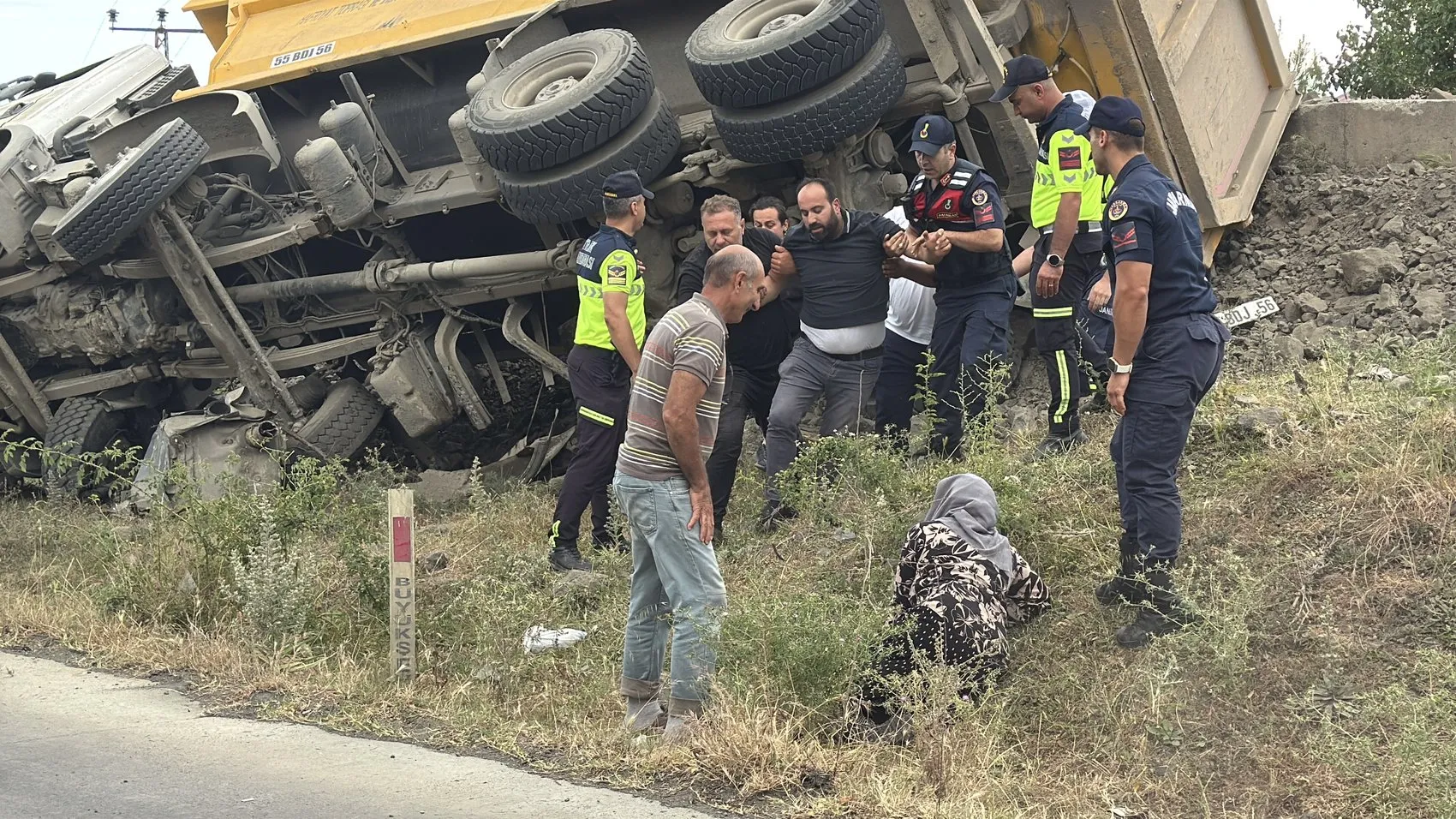 Samsun'da hafriyat kamyonu yokuş aşağı devrildi 1 ölü