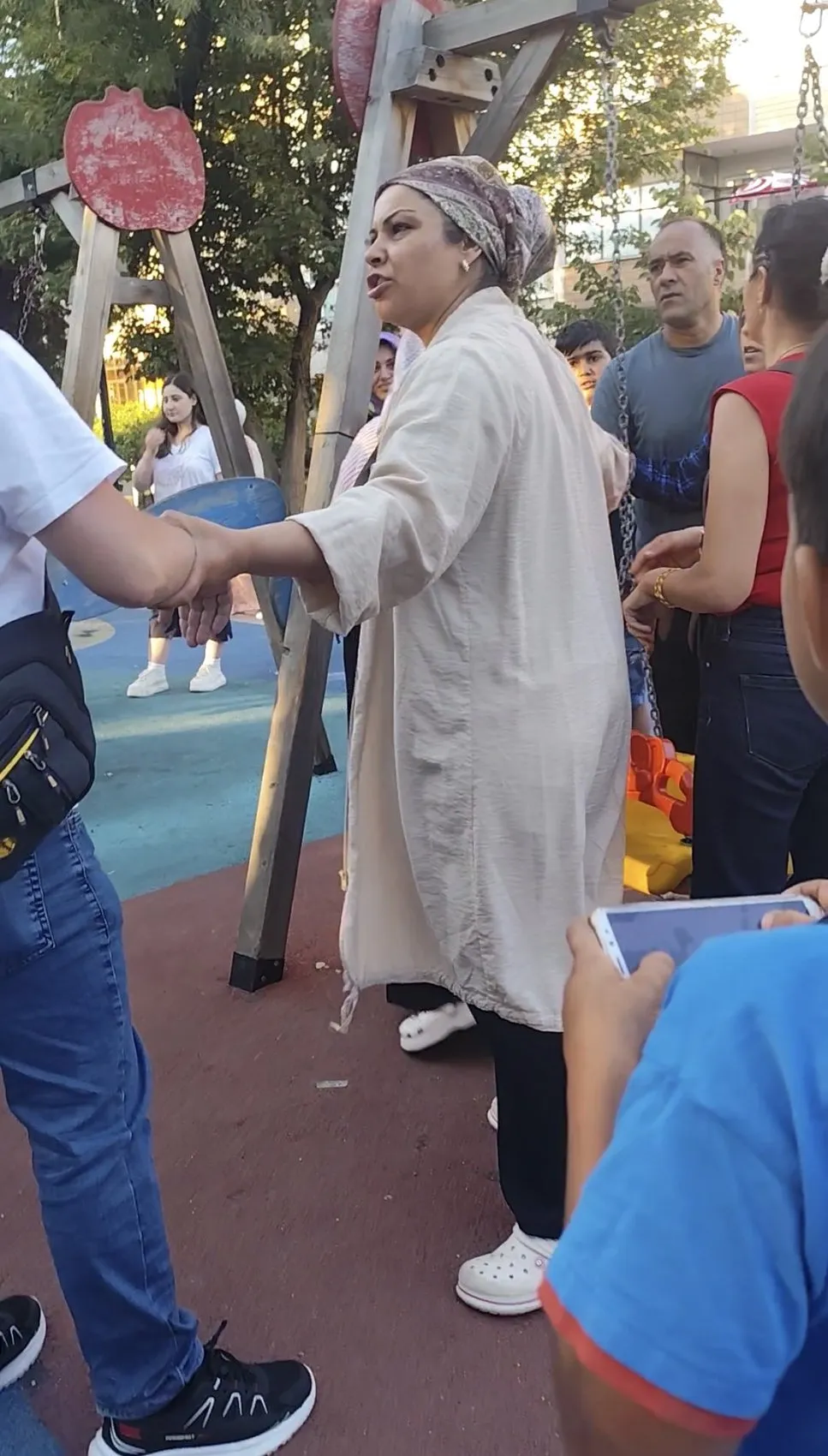 Kağıthane’de çocuk parkında aileler birbirine girdi