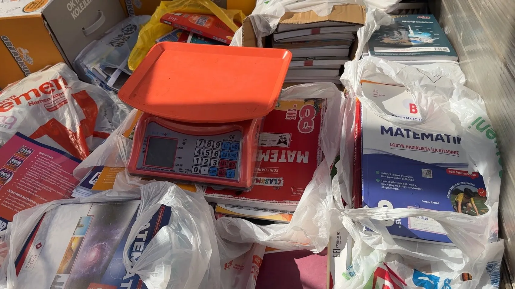 Avcılar okul kitaplarını nakde çeviriyor