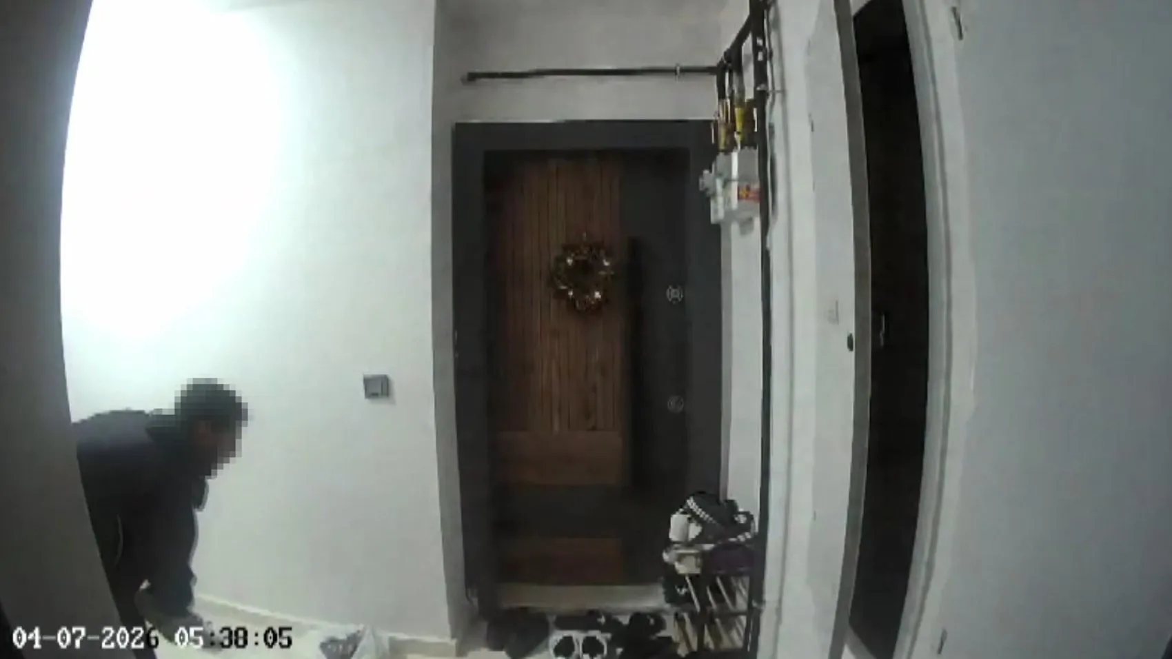 Başakşehir’de apartman hırsızı kapı önlerini boşalttı