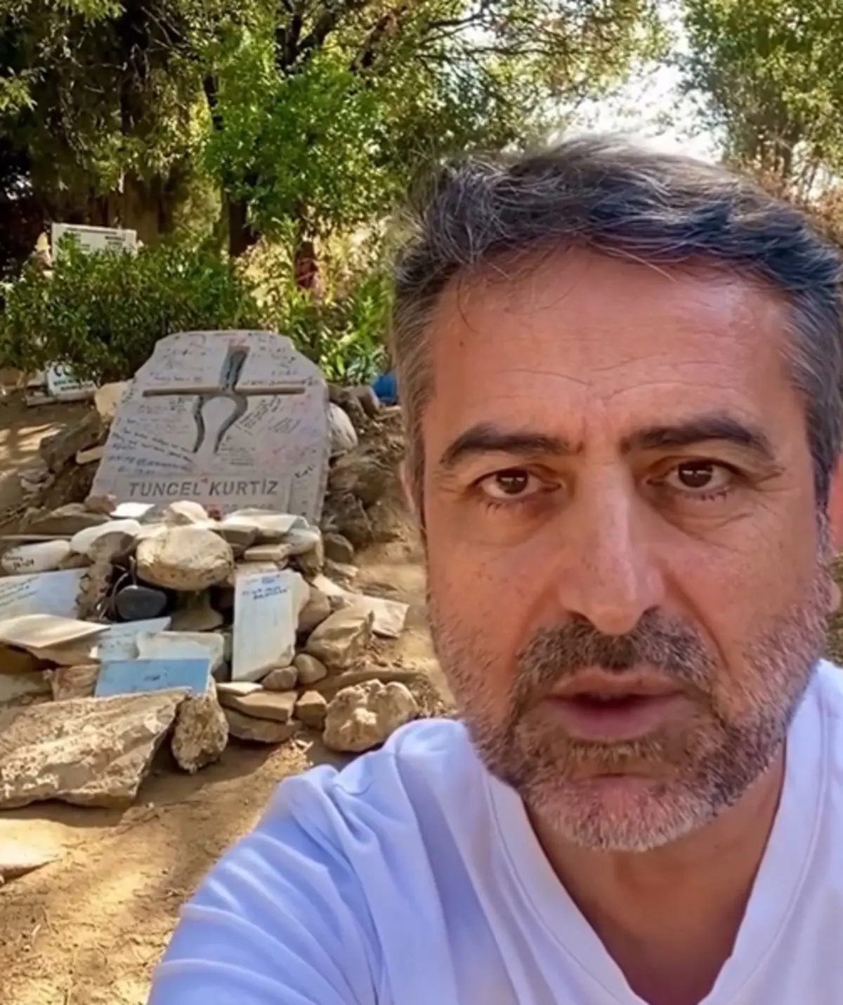 Tuncel Kurtiz in mezarlığının son hali Nail Kırmızıgül ü isyan ettirdi 1