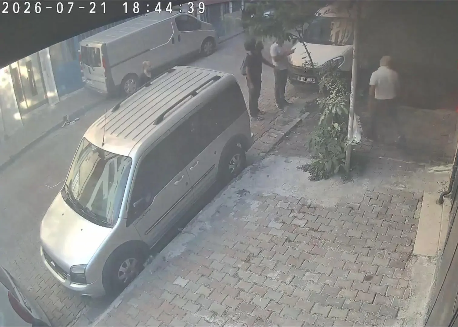 Kağıthane’de çocukların yaktığı lastik yangını mahalleyi dumana boğdu