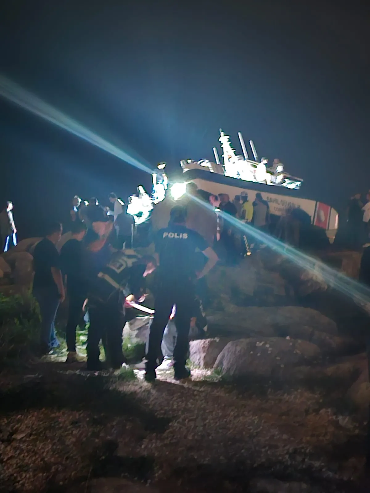 Giresun sahilinde gece yarısı kaza Sahil Güvenlik botu kayalıklara vurdu