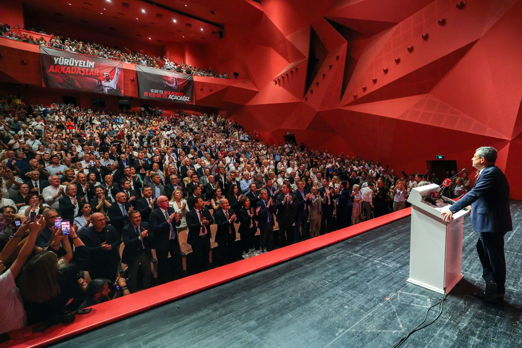 Özgür Özel Eskişehir’de iktidar yürüyüşünü işaret etti