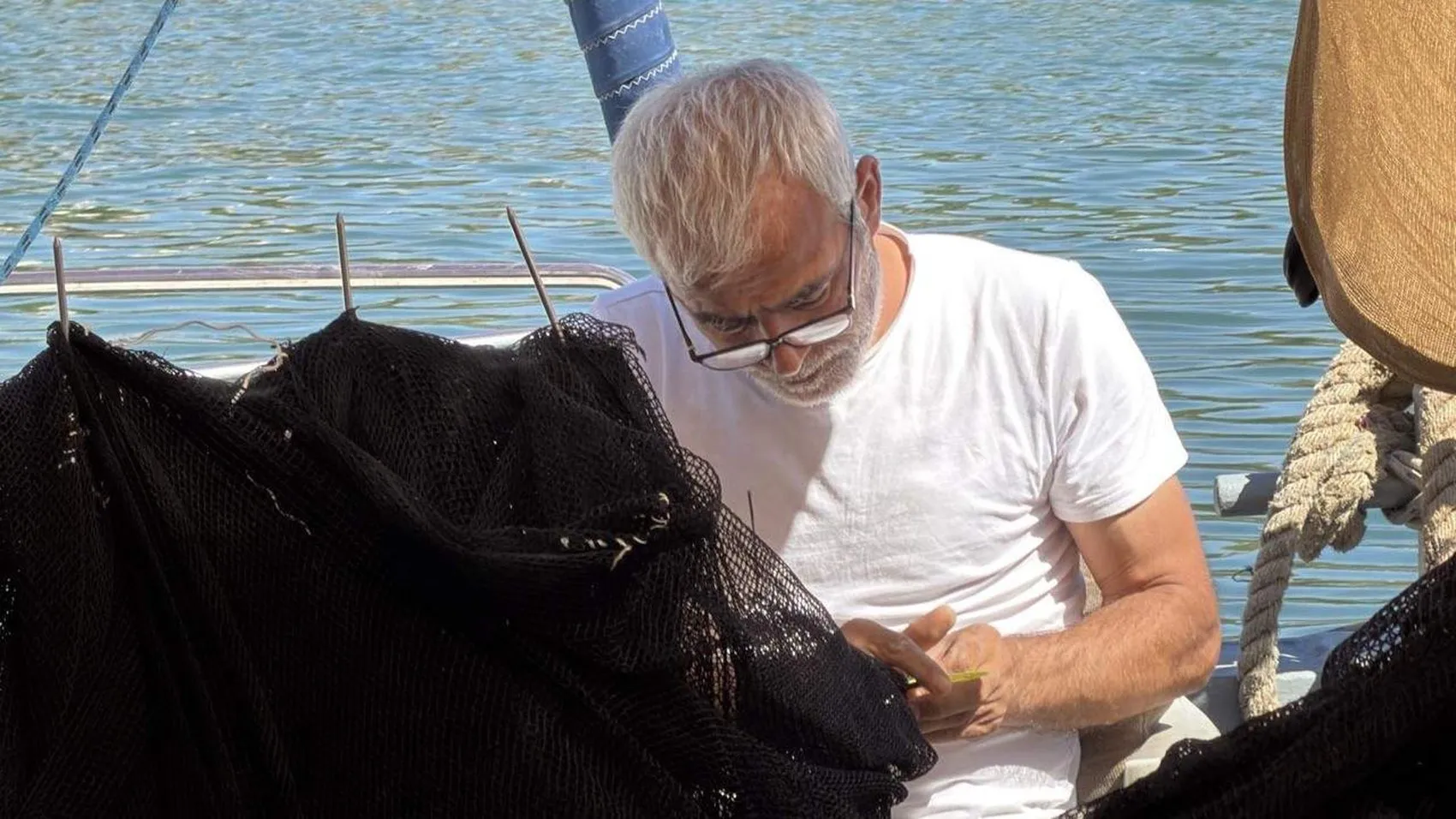 Tekirdağlı balıkçılar ağlarını onarıyor Bu sezon palamut bereketi kapıda