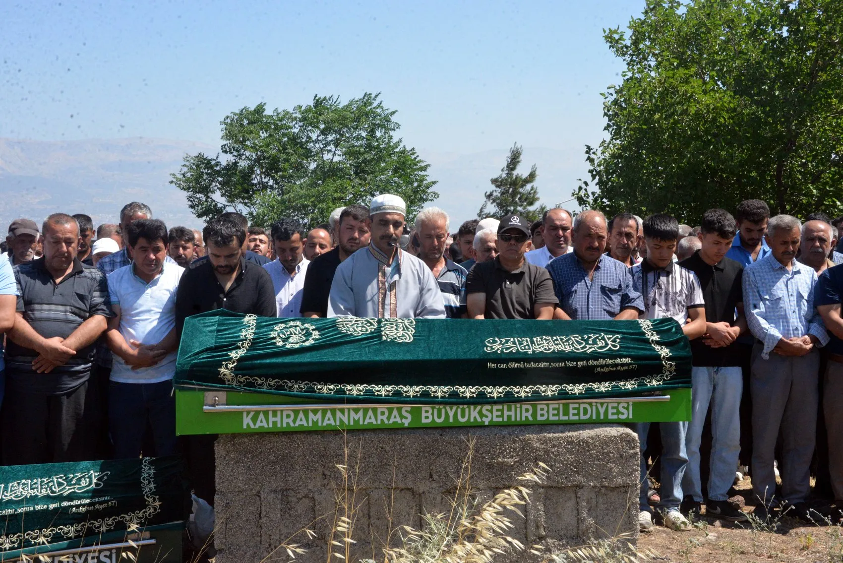 Adana'da kanala uçan araçta hayatını kaybeden anne ve oğlu defnedildi