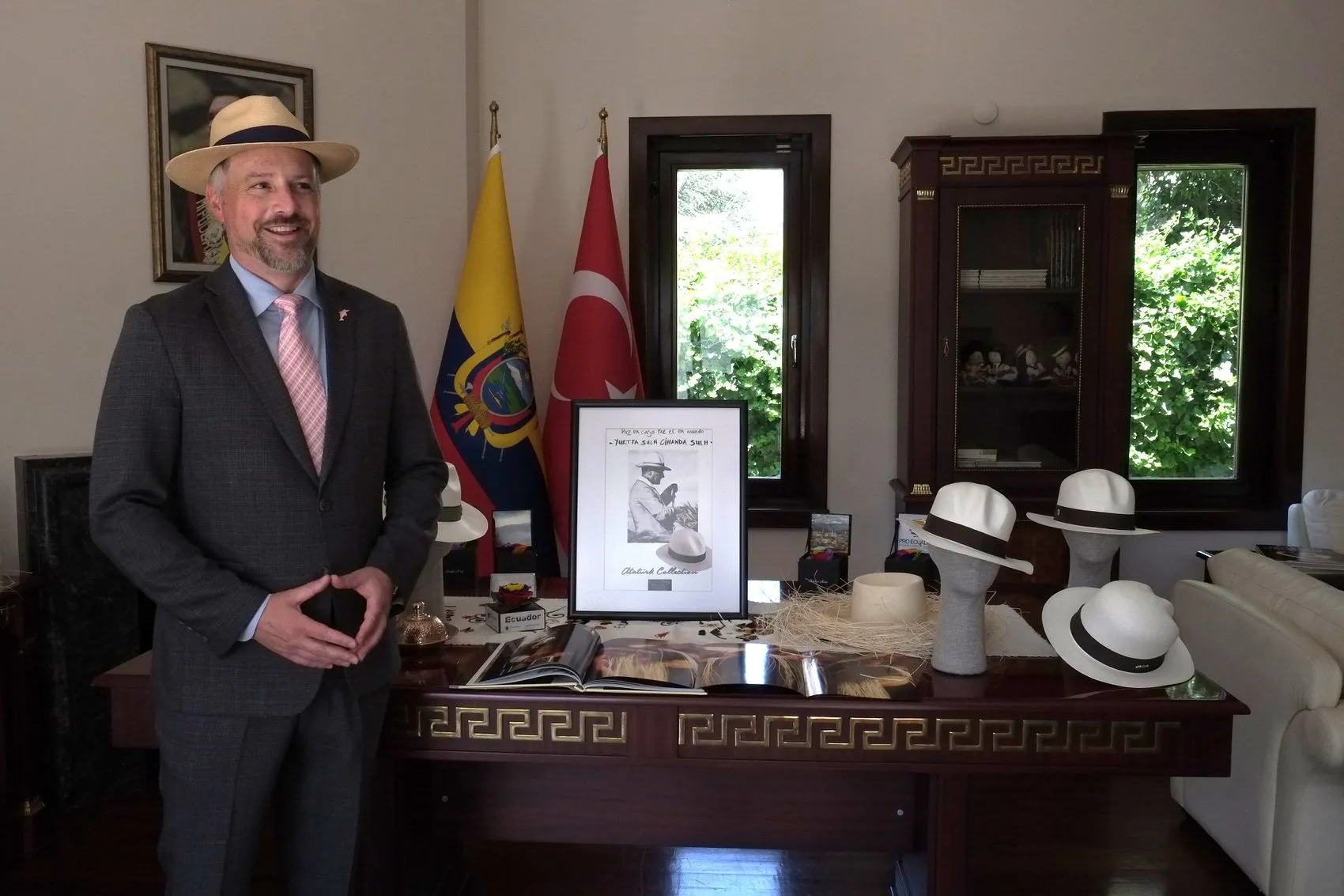 Ekvador Büyükelçisi’nden Atatürk’e Şapka Selamı