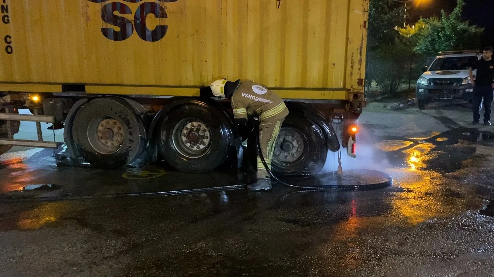 Yanan TIR ile şehre girdi ve itfaiye bahçesinde durdu