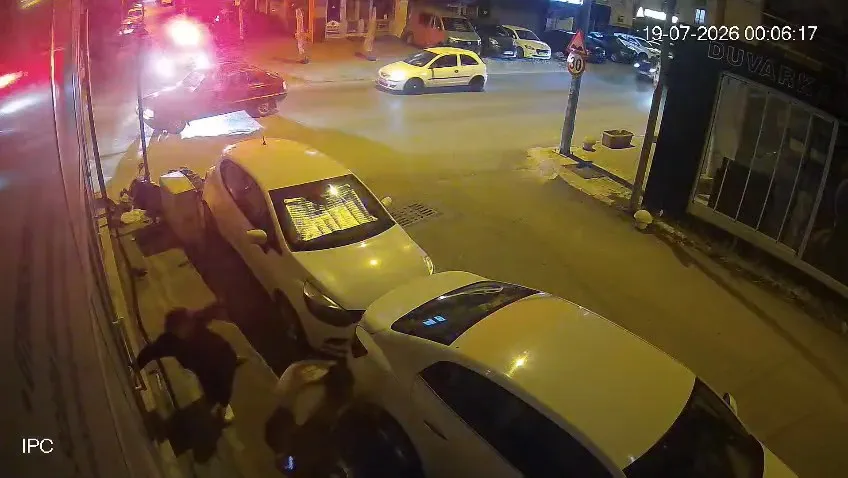 Gebze’de polis aracının burnunun dibinde kaza kamerada