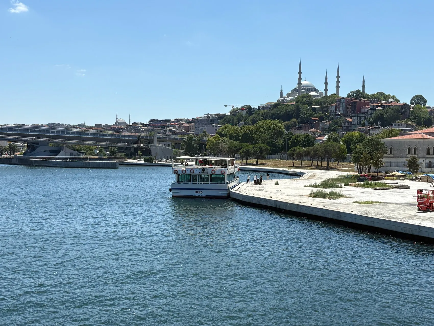 Haliç'te tur teknesi köprüye çarptı, bir çalışan denize düştü
