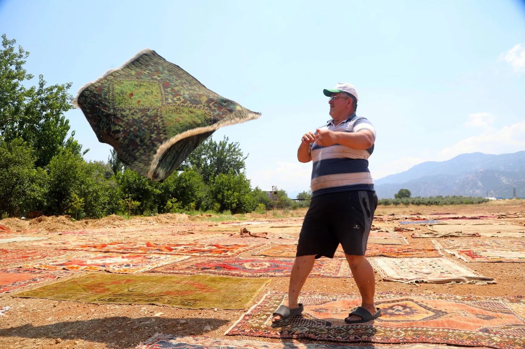 Antalya tarlalarında güneşle değerlenen halılar dünyaya satılıyor