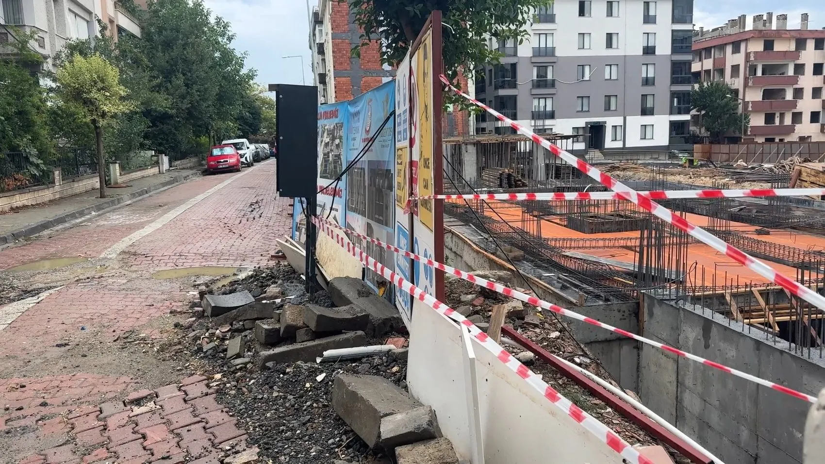Avcılar'da inşaat kazısı çöktü Sokak trafiğe kapatıldı