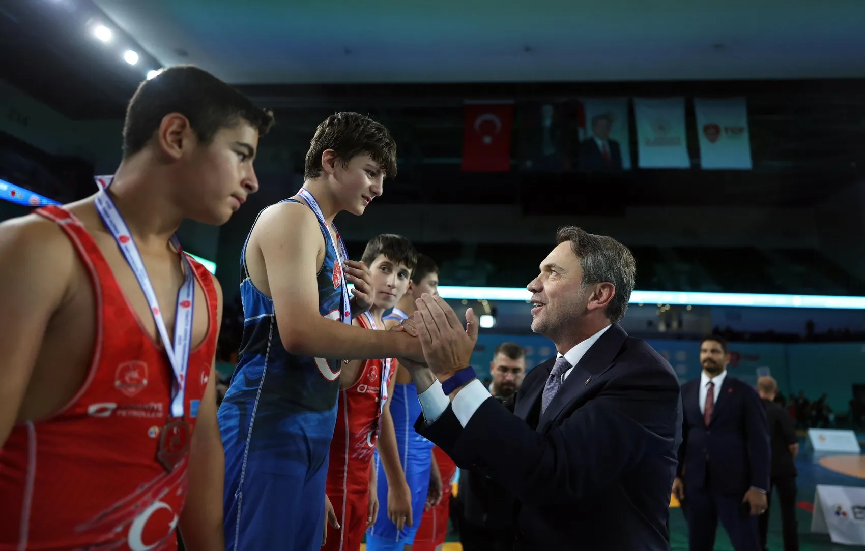 Bakan Bayraktar minik güreşçilerin heyecanına ortak oldu