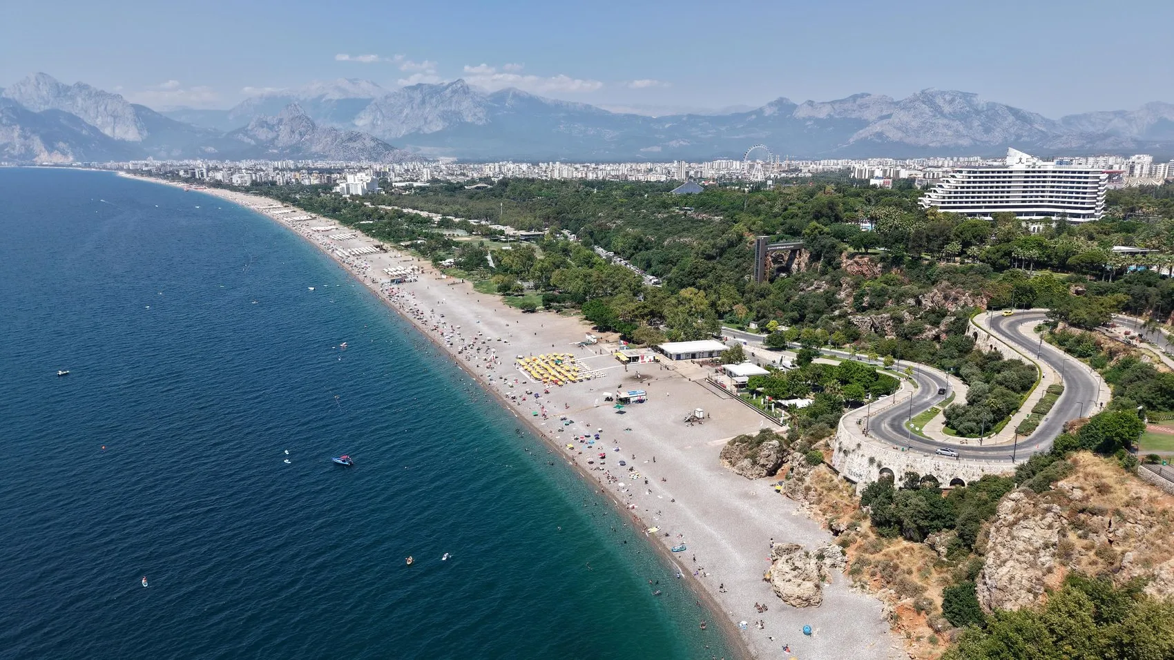 Antalya sıcağında sahil mesaisi başladı