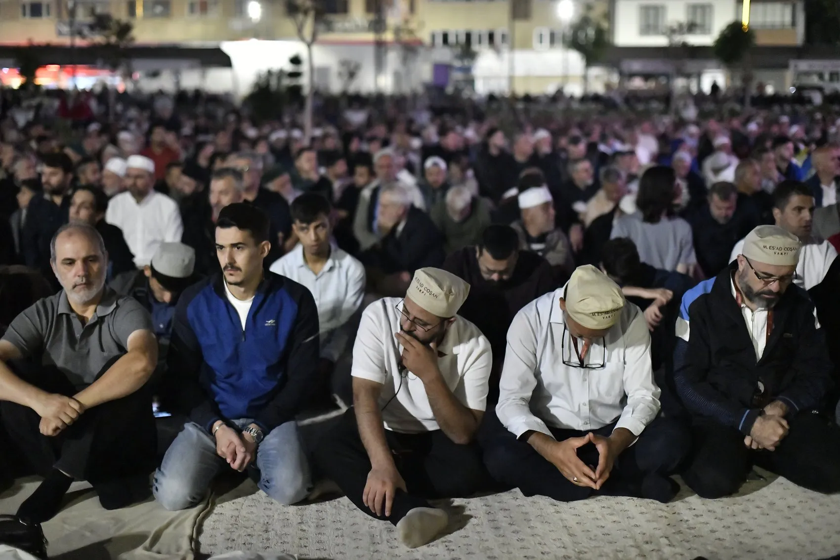 Elazığ meydanında 20 bin kişi sabah namazında buluştu