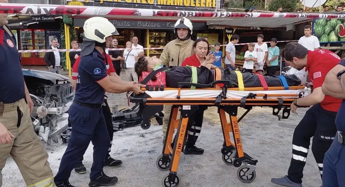 Beykoz Riva yolunda iki araç çarpıştı 7 yaralı