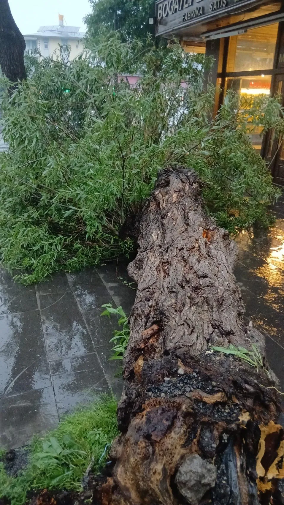 Kars sokakları sağanak altında kaldı