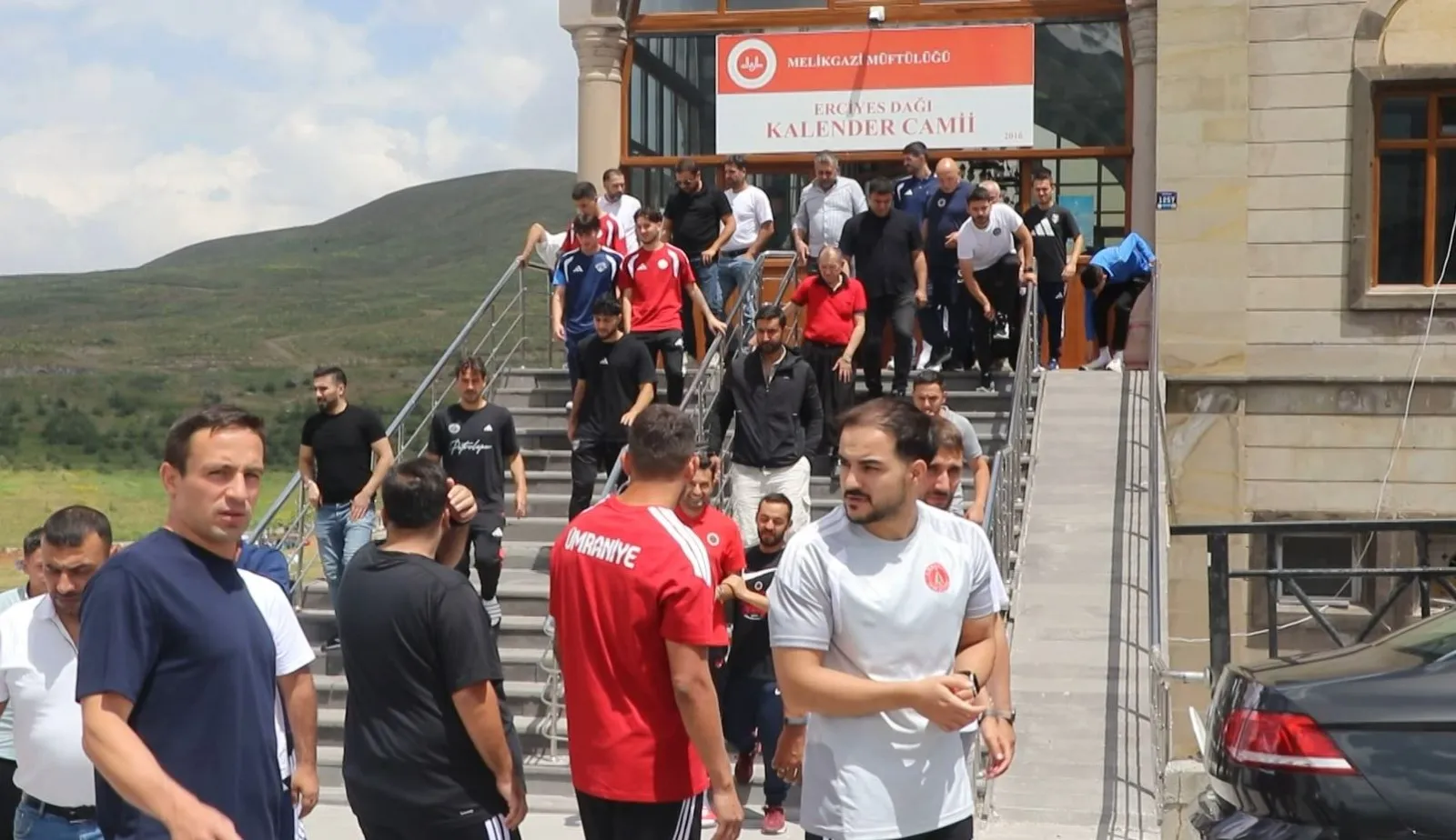Erciyes kampındaki futbolcular Cuma namazında buluştu