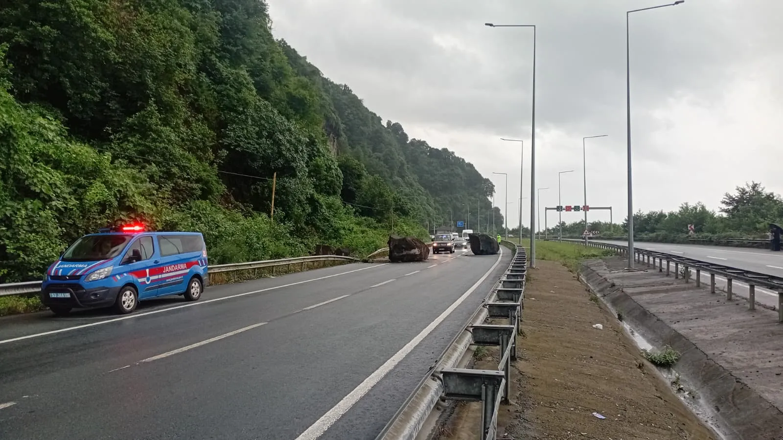 Rize sahil yolunda yamaçtan kopan dev kayalar trafiği kesti