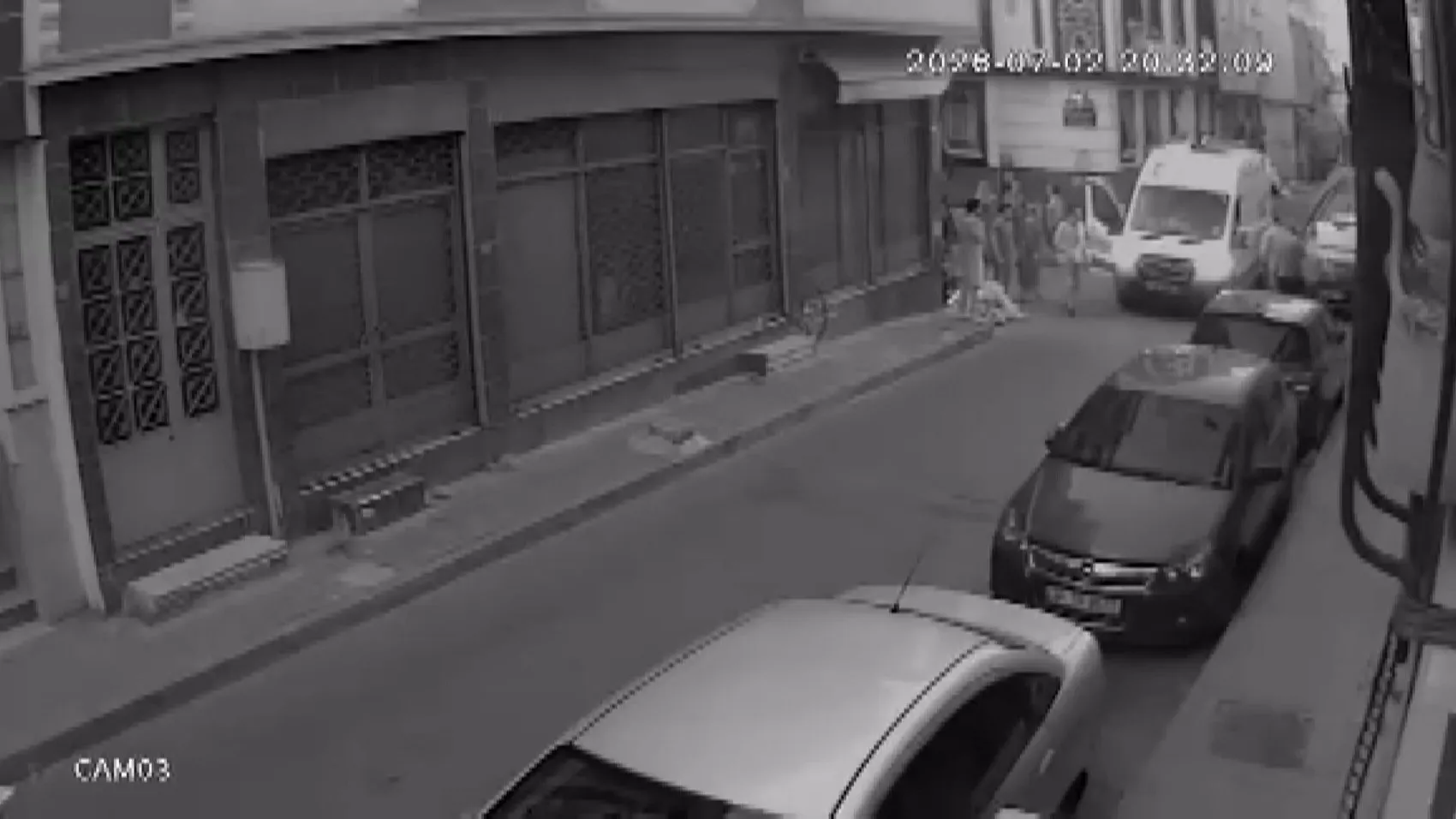 Bayrampaşa'da bir kadının başına beton parçası düştü