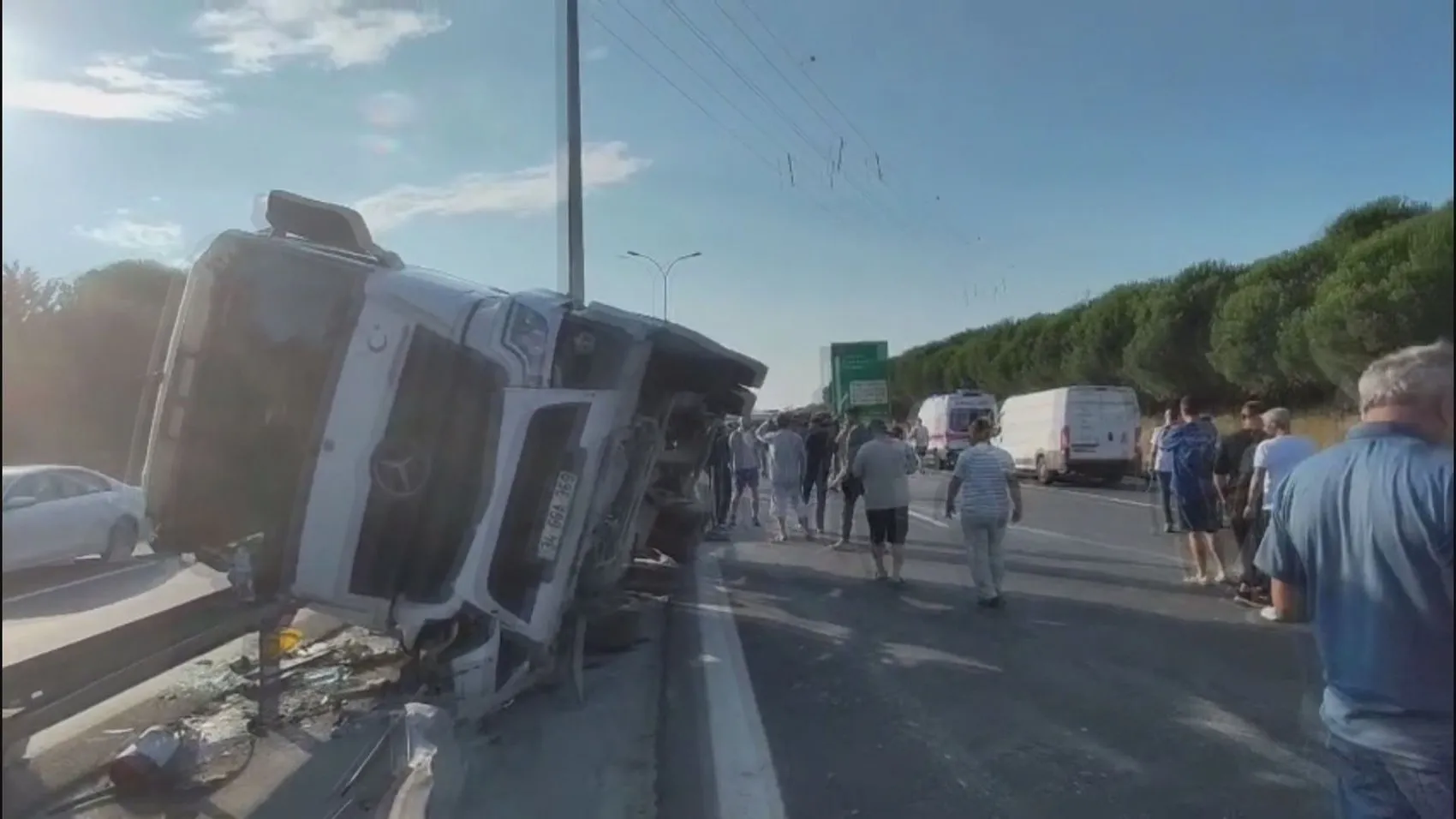 Büyükçekmece'de beton tankeri kazası trafiği kilitledi