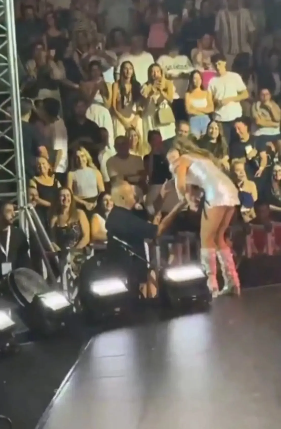 Hadise den minik hayranına büyük jest! Beşibiryerde yollayacağım 2