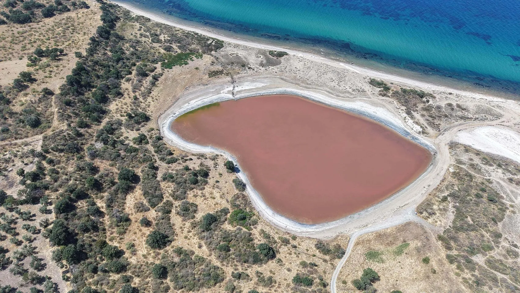 Çanakkale’nin meşhur Kalpli Gölü yeniden pembe renge döndü