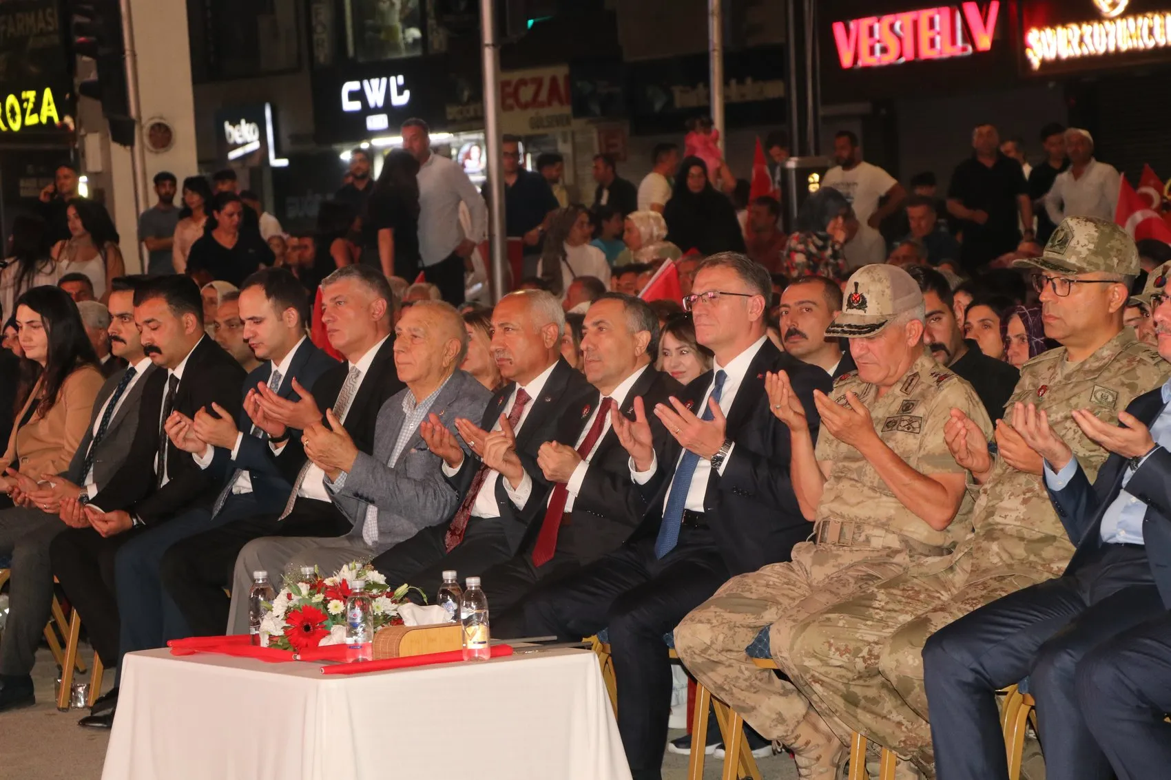 Vanlılar 15 Temmuz anması için meydanlara indi