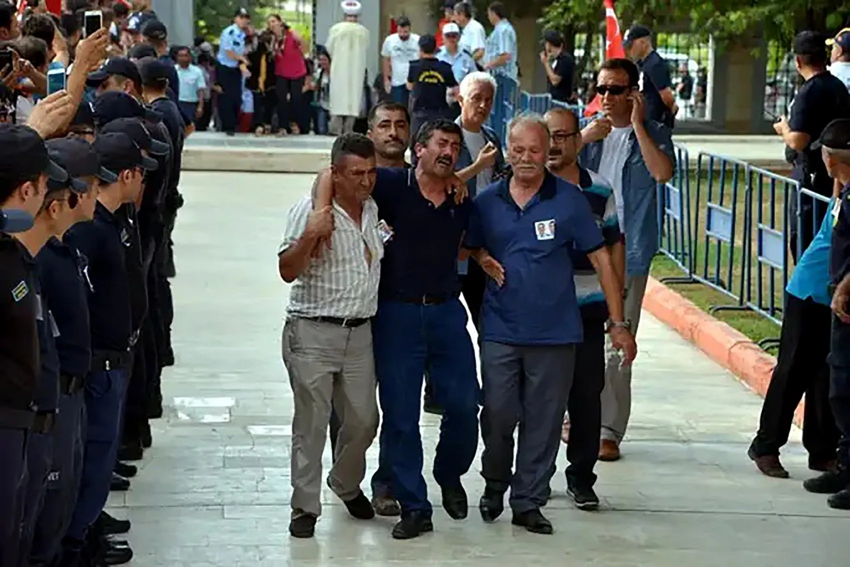 İkizlerini 15 Temmuz'da kaybeden babanın vatan vurgusu