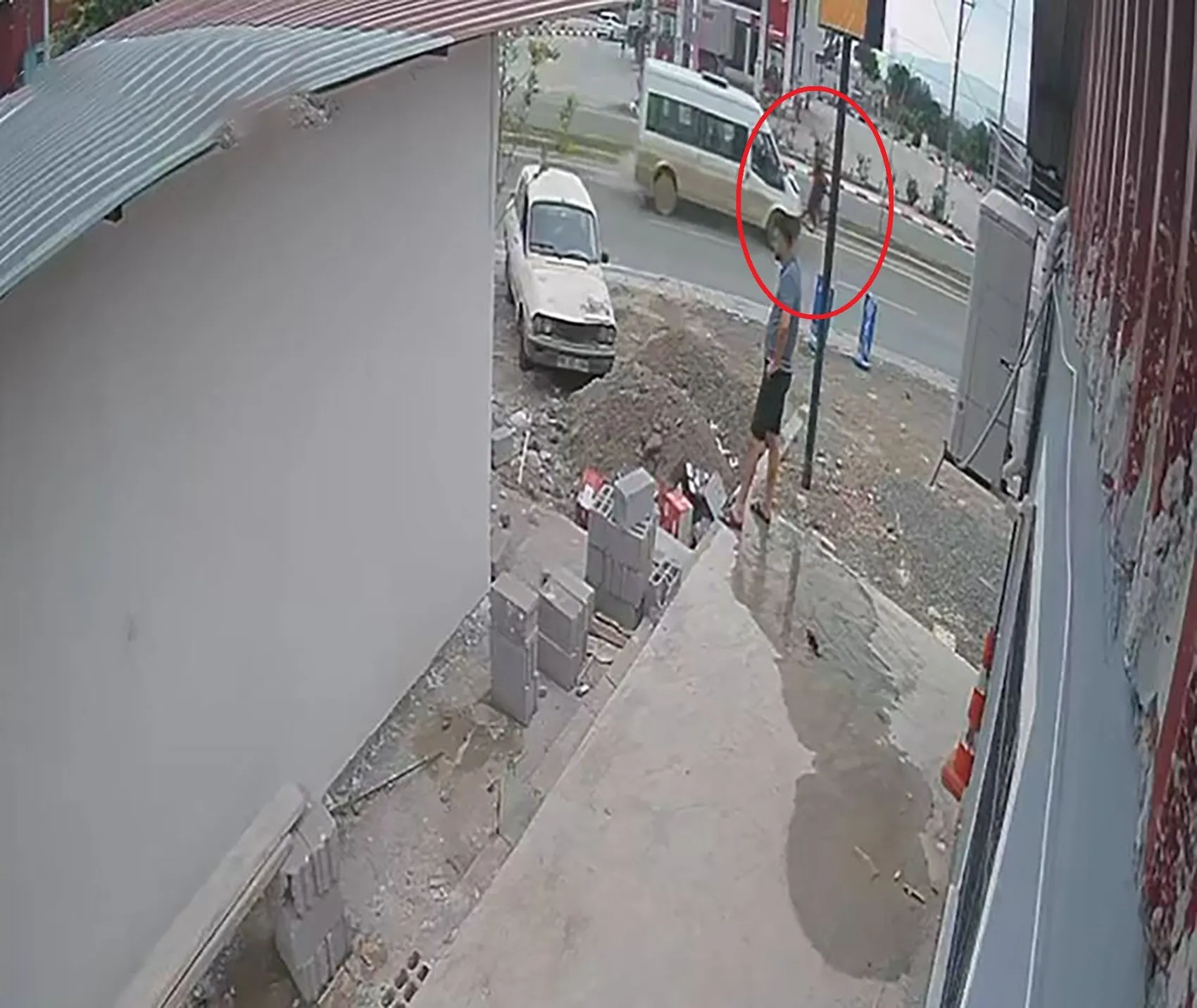 Düziçi’nde aniden yola fırlayan ata minibüs çarptı