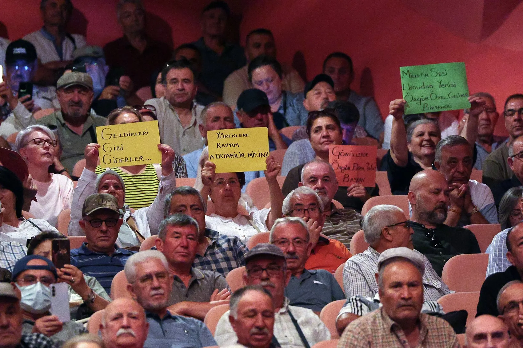 Özgür Özel Eskişehir’de iktidar yürüyüşünü işaret etti
