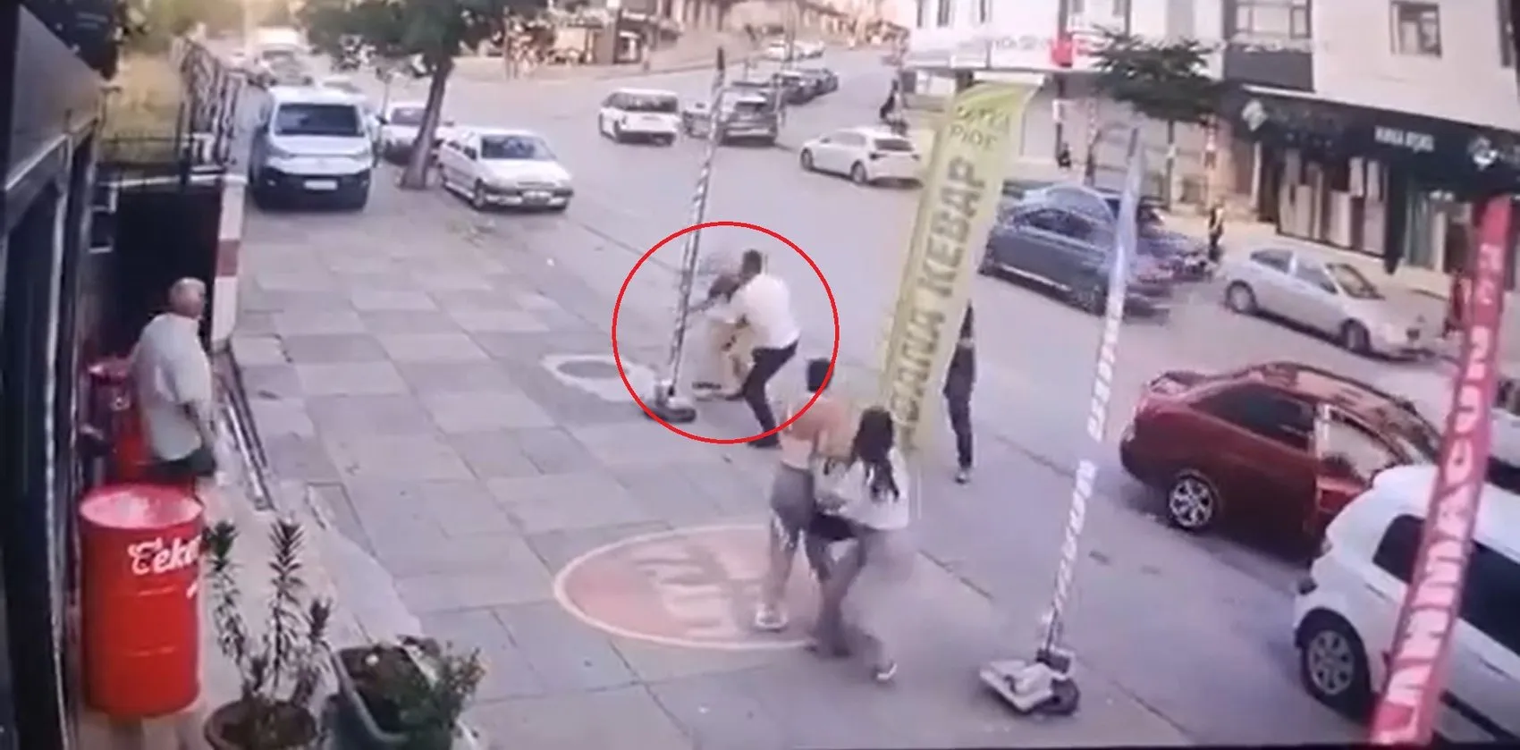 Genç kızlara tacize müdahale eden emekliyi dövüp serbest kaldılar