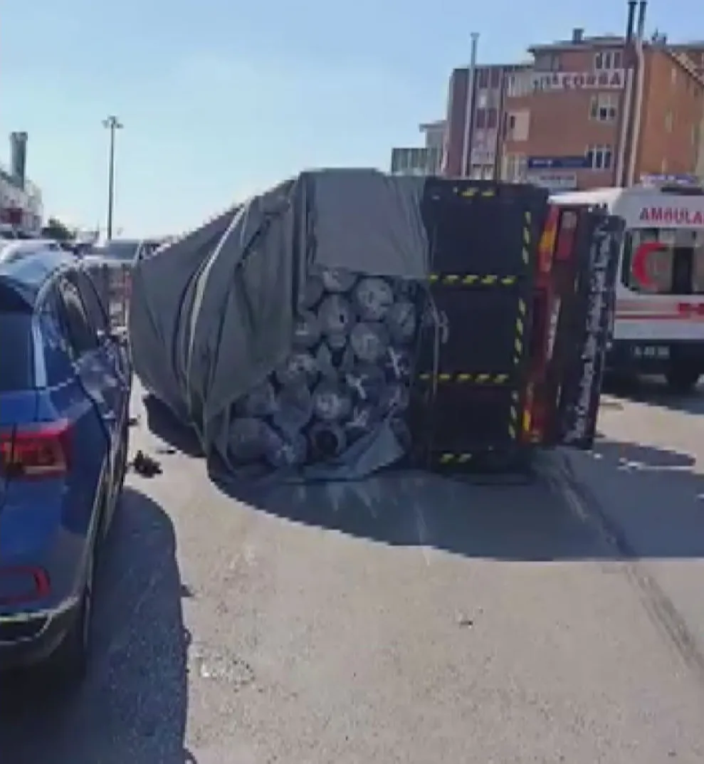Tuzla’da inşaat malzemesi taşıyan kamyonet devrildi