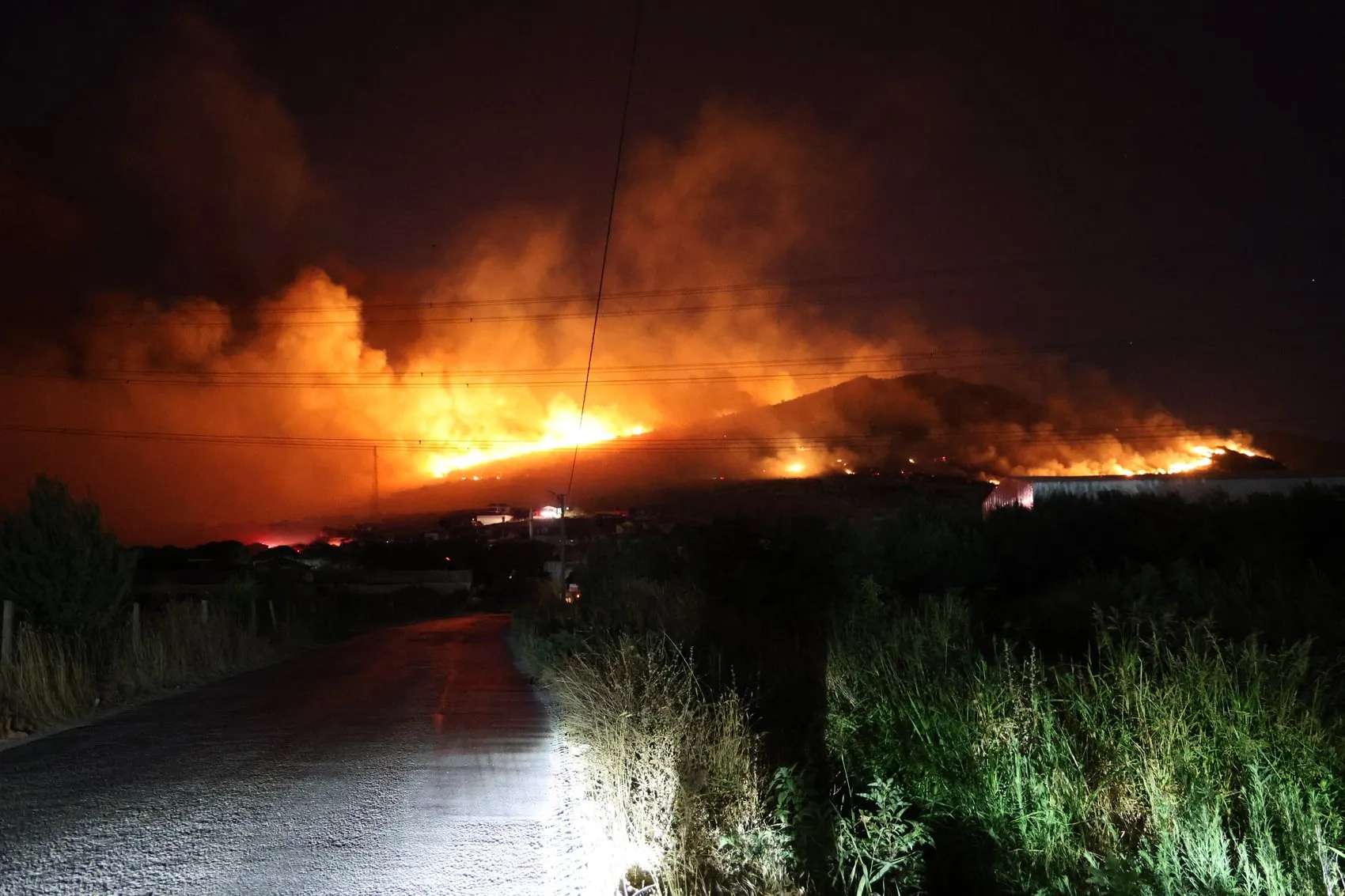 Menemen'de gece yarısı başlayan makilik yangınına TOMA destekli müdahale