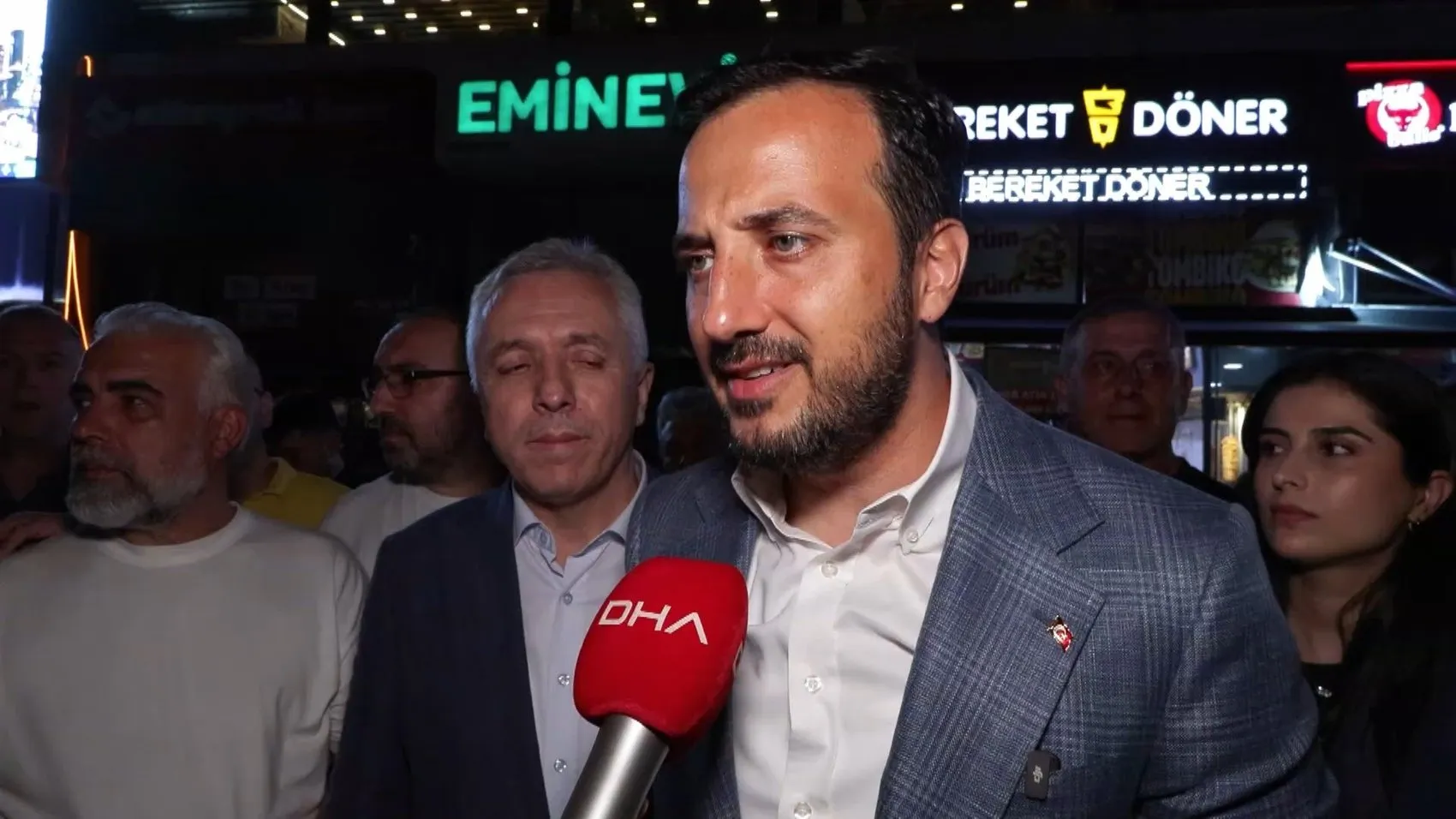 Esenler 15 Temmuz şehitleri için 253 metrelik bayrakla yürüdü