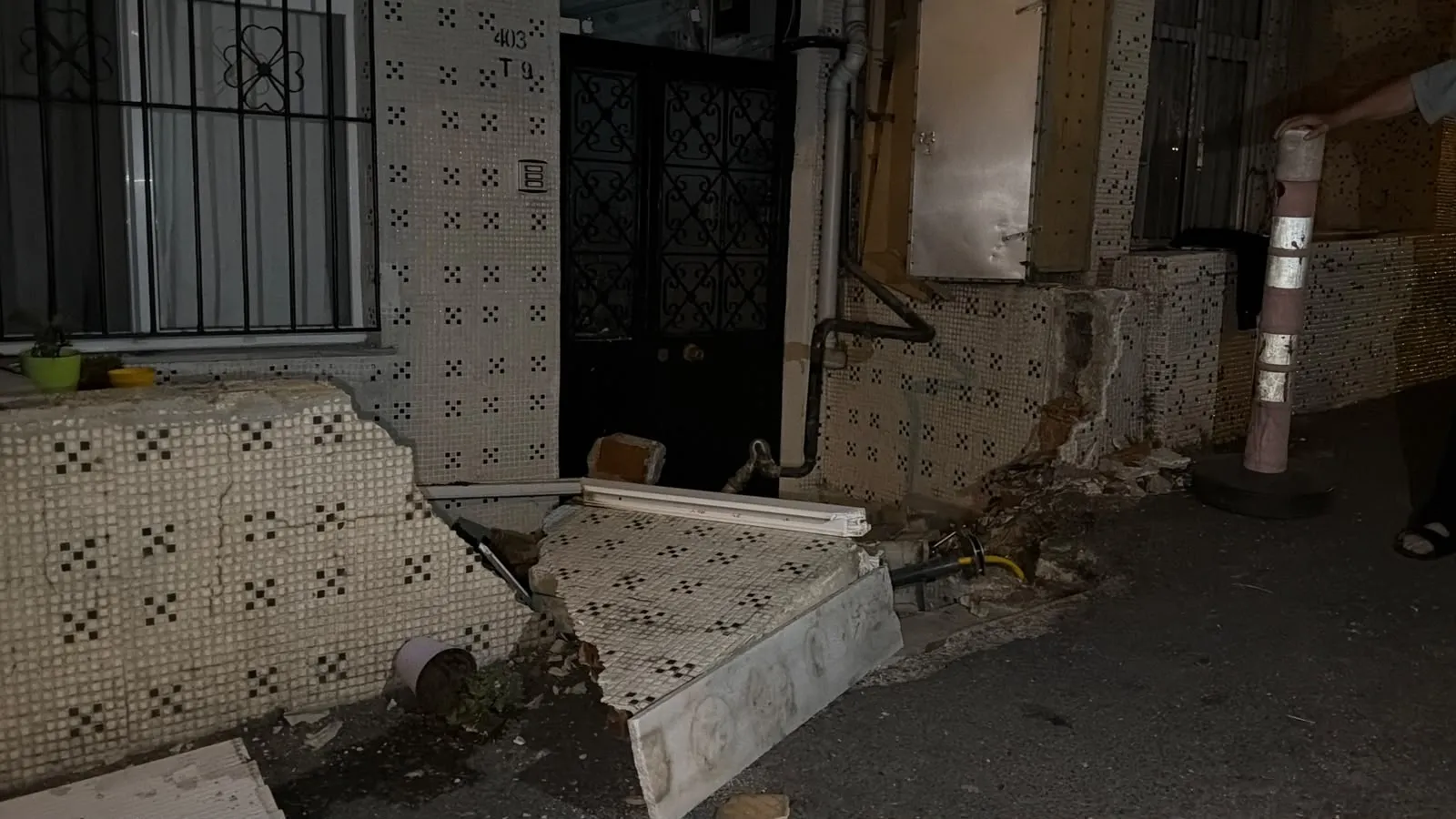 Gaziosmanpaşa’da kontrolden çıkan otomobil mahalleyi ayağa kaldırdı