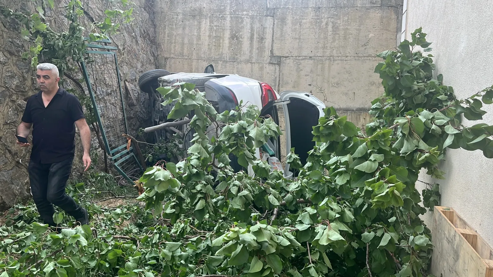 Gebze’de kontrolden çıkan araç apartman bahçesine devrildi