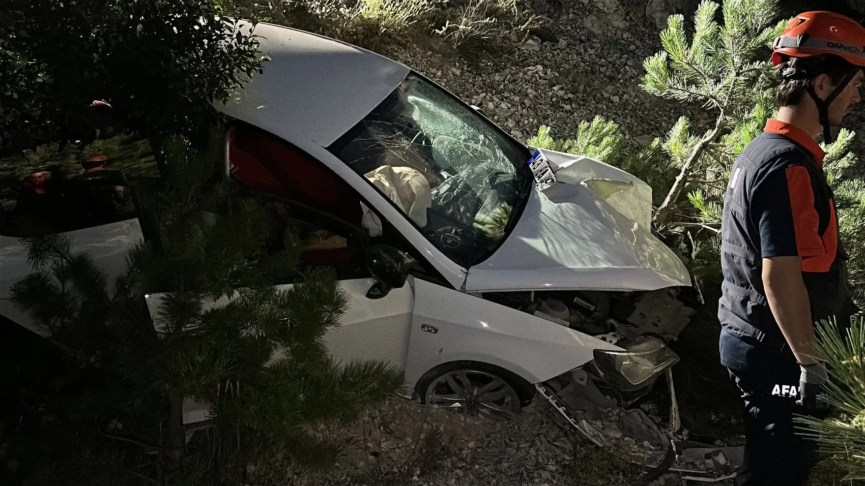 Kütahya yolunda motosiklet ve otomobil şarampole uçtu