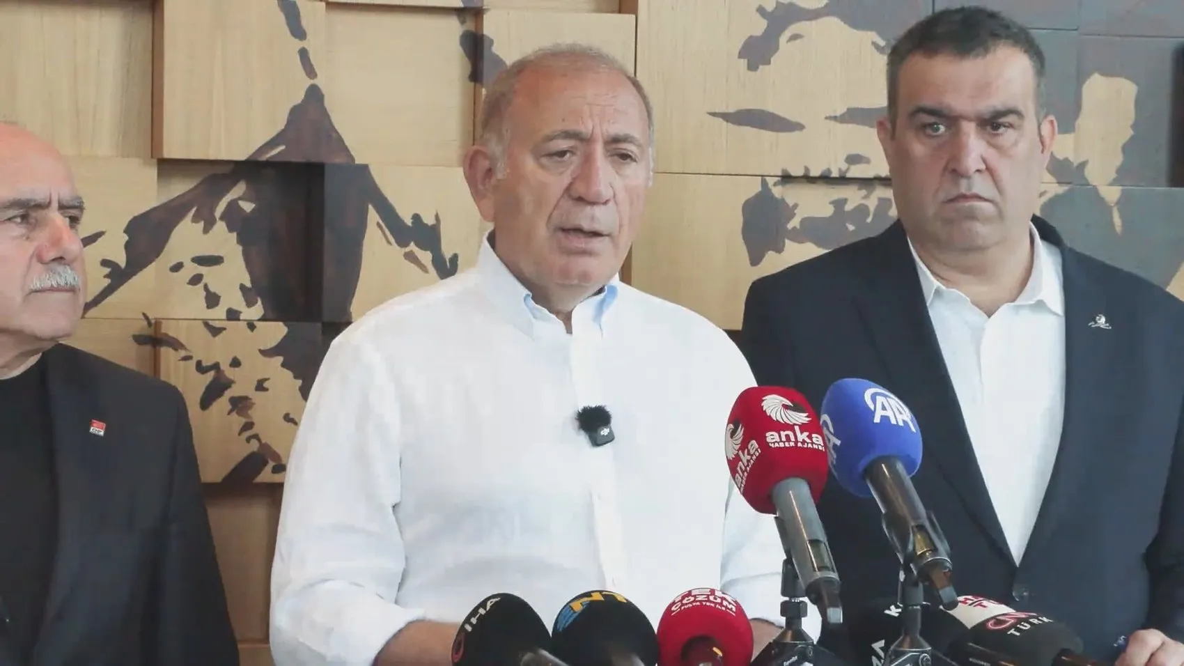Gürsel Tekin İstanbul'daki kirli tezgahları işaret etti