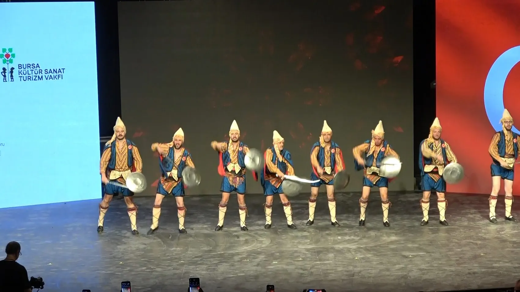 Bursa sokakları 13 ülkenin danslarıyla şenleniyor