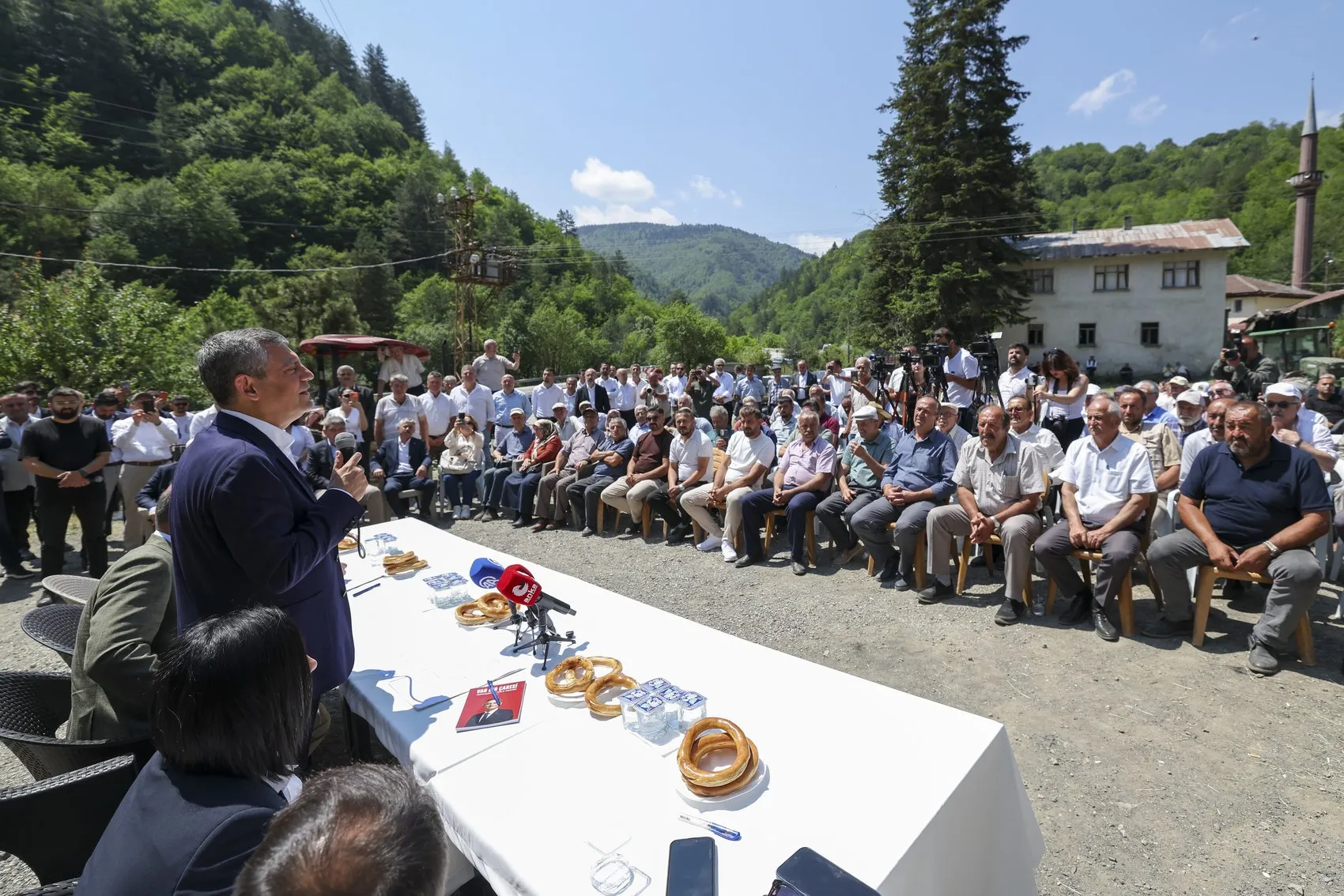 Özgür Özel'den iktidar mesajı Bize yol kapatanlara yeni yol açarız