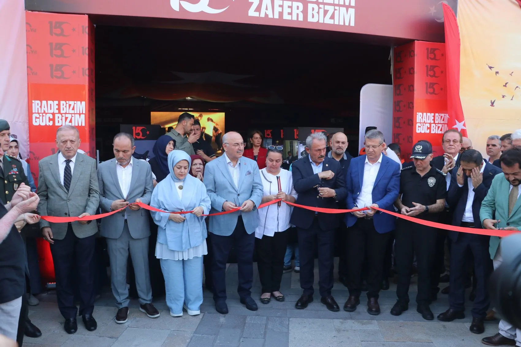 Denizli halkı 15 Temmuz'u anmak için meydanda buluştu